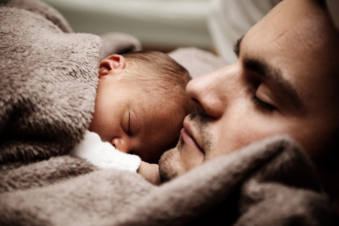 Co-sleeping z dzieckiem - czy to bezpieczne?